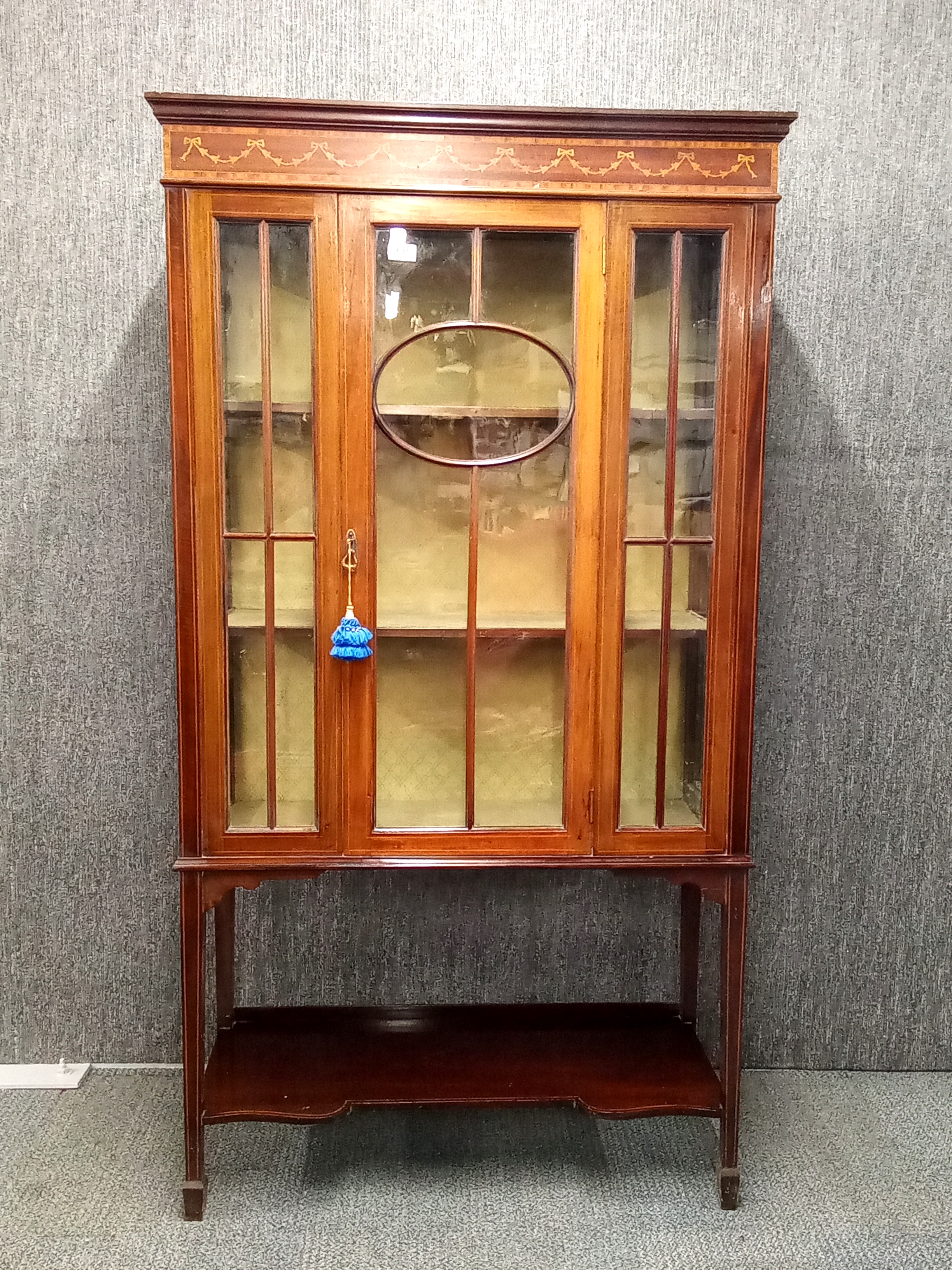 An Edwardian inlaid mahogany display cabinet, 165 x 91 x 34cm.