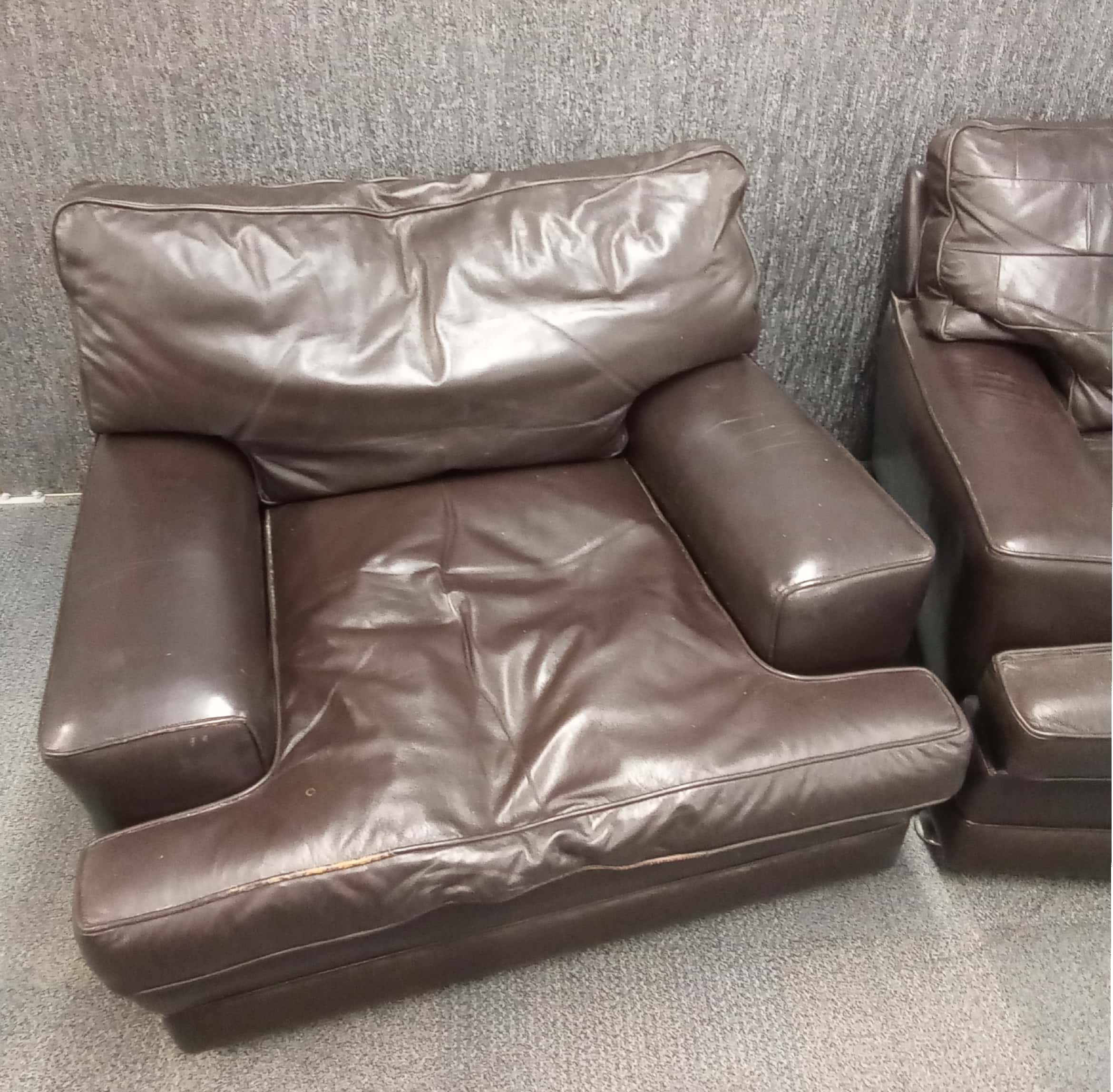 A 1970's brown leather three piece lounge suite with reversable patchwork and plain seat covers, - Bild 8 aus 8