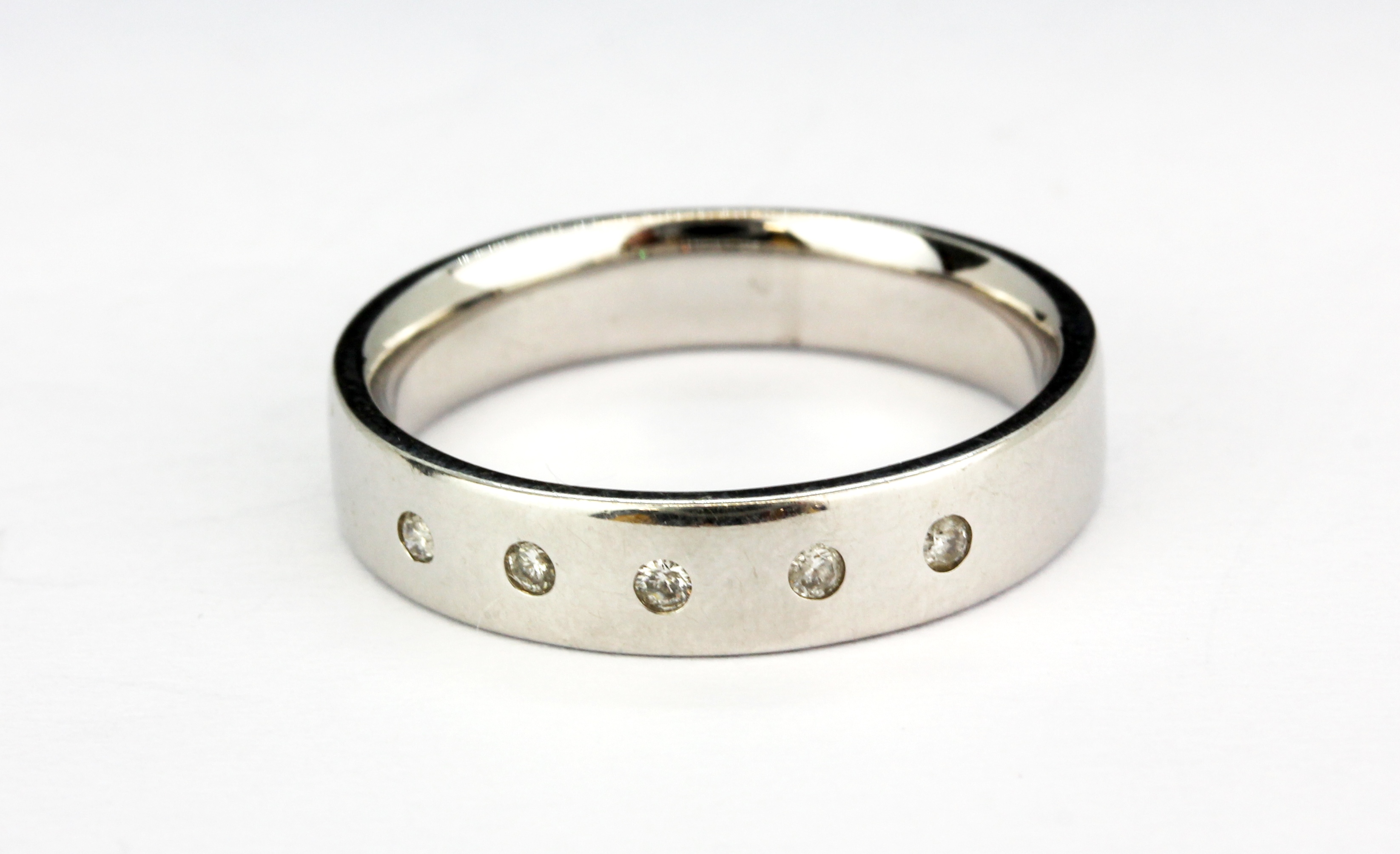 A 9ct white gold diamond set ring, (P.5).