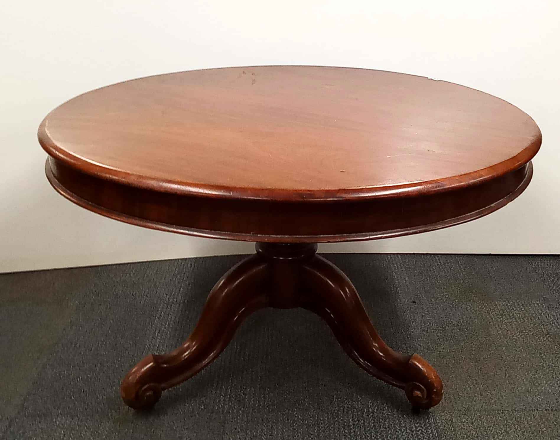 A mid-19th Century mahogany tilt top pedestal dining/breakfast table, Dia. 115cm.