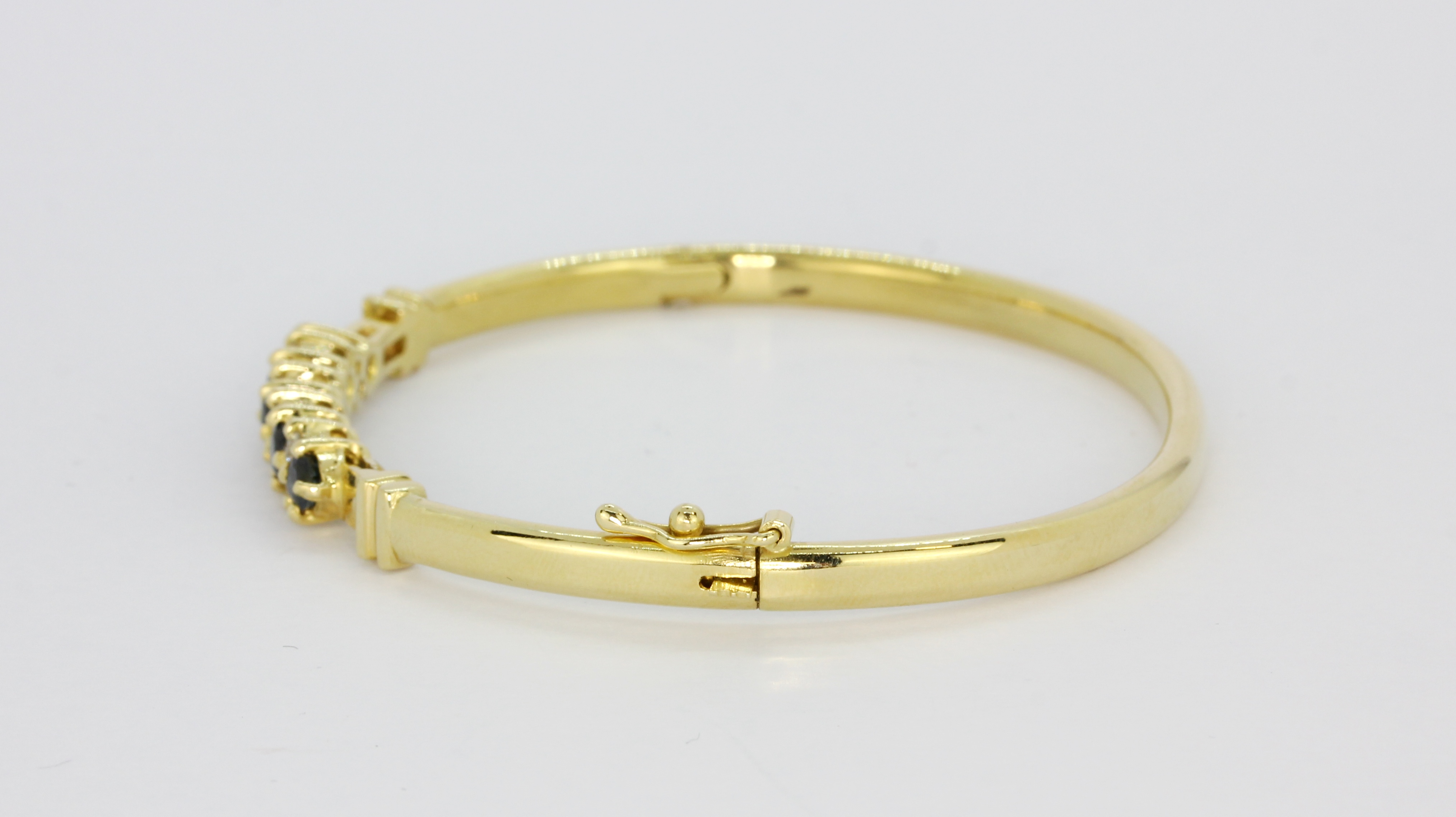 An 18ct yellow gold sapphire and diamond set bangle, L. 6.5cm. - Bild 2 aus 3