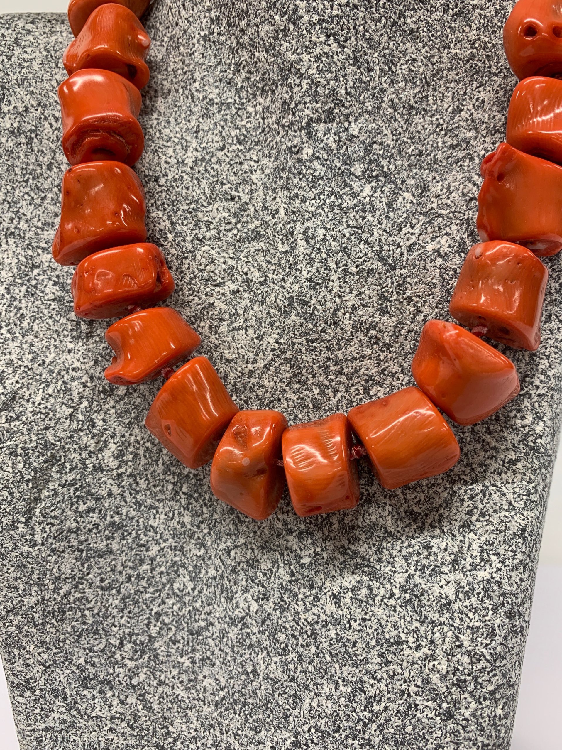A large bead coral necklace, approximate bead size 1.5 - 2cm necklace L. 48cm. - Bild 2 aus 2