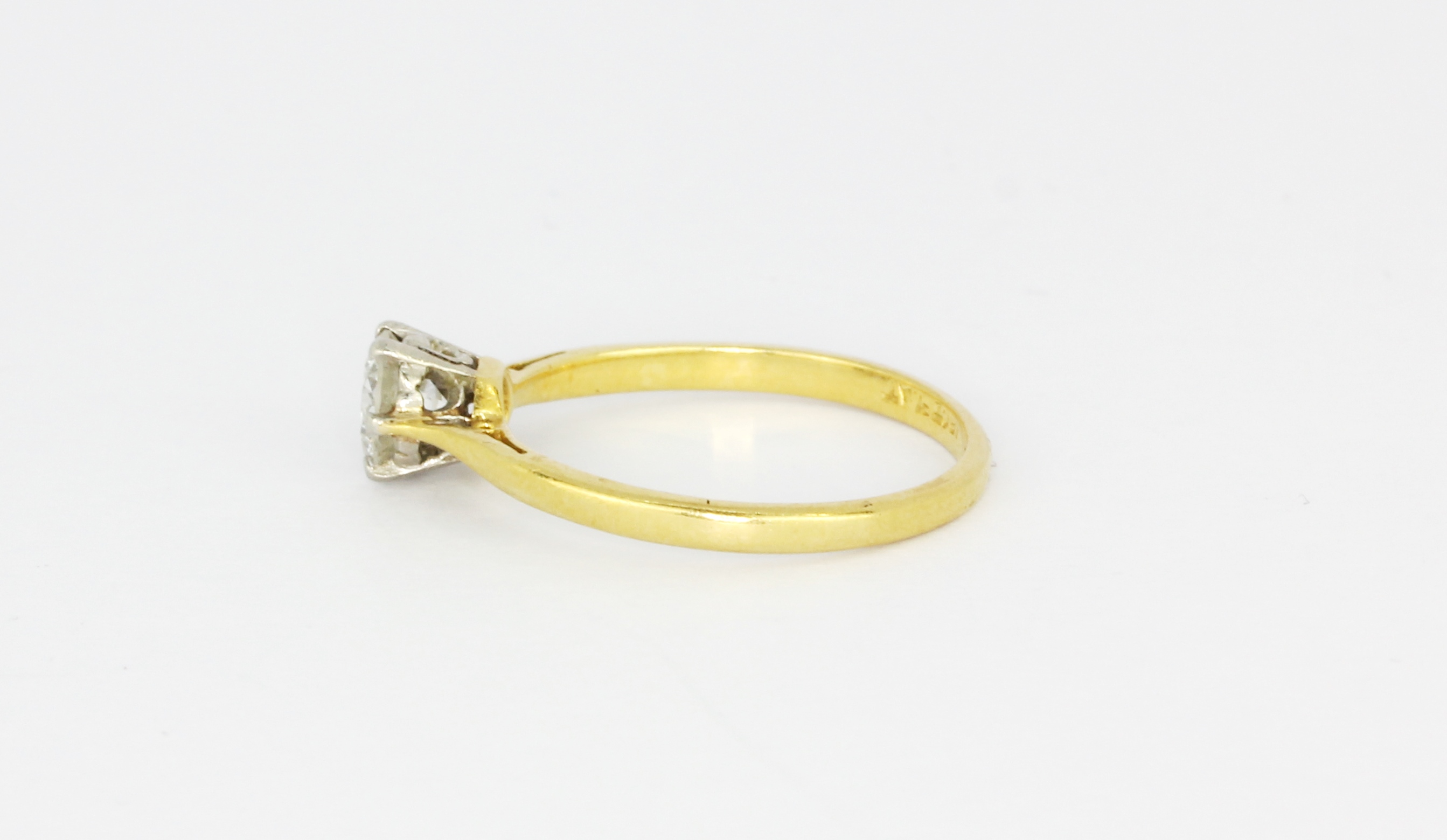 An 18ct yellow gold and platinum brilliant cut diamond set solitaire ring, approx. 0.57ct, (O.5). - Bild 2 aus 2