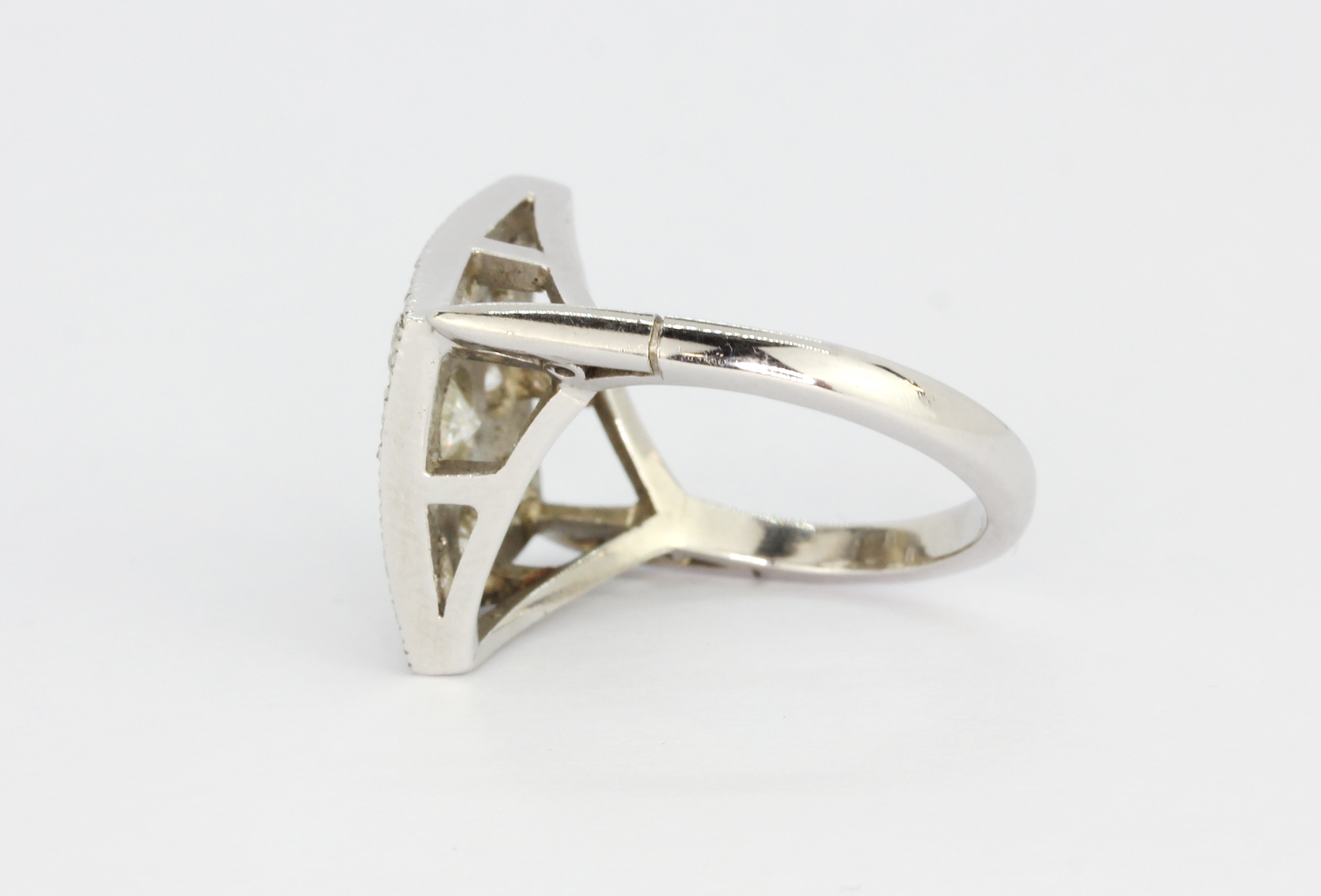 A 950 platinum ring set with brilliant cut diamonds, (K.5). - Image 2 of 2