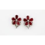 A pair of 925 silver earrings set with pear cut rubies, L. 2cm.