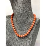 A single strand necklace of 9.5mm coral beads, necklace L. 40cm.
