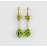 A yellow metal (tested gold) peridot set drop earrings, L. 2.5cm.