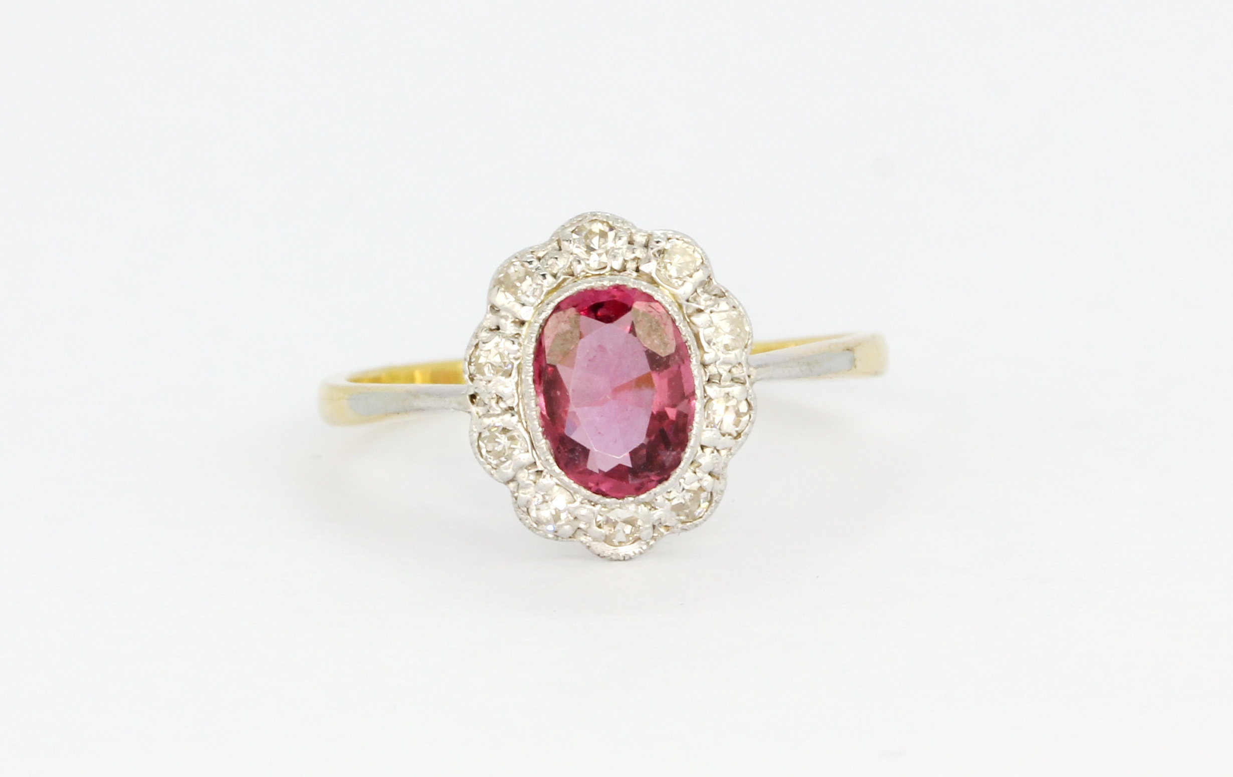 An 18ct yellow gold cluster ring set with a pink spinel and diamonds, (M). - Bild 2 aus 3