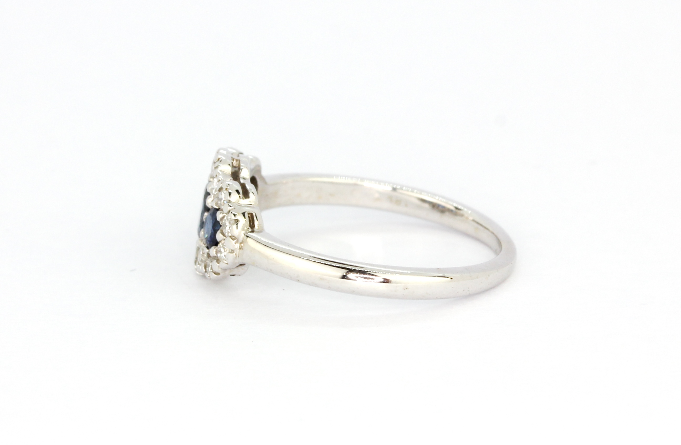 An 18ct white gold triple cluster ring set with oval cut sapphires and diamonds, (L). - Bild 2 aus 2