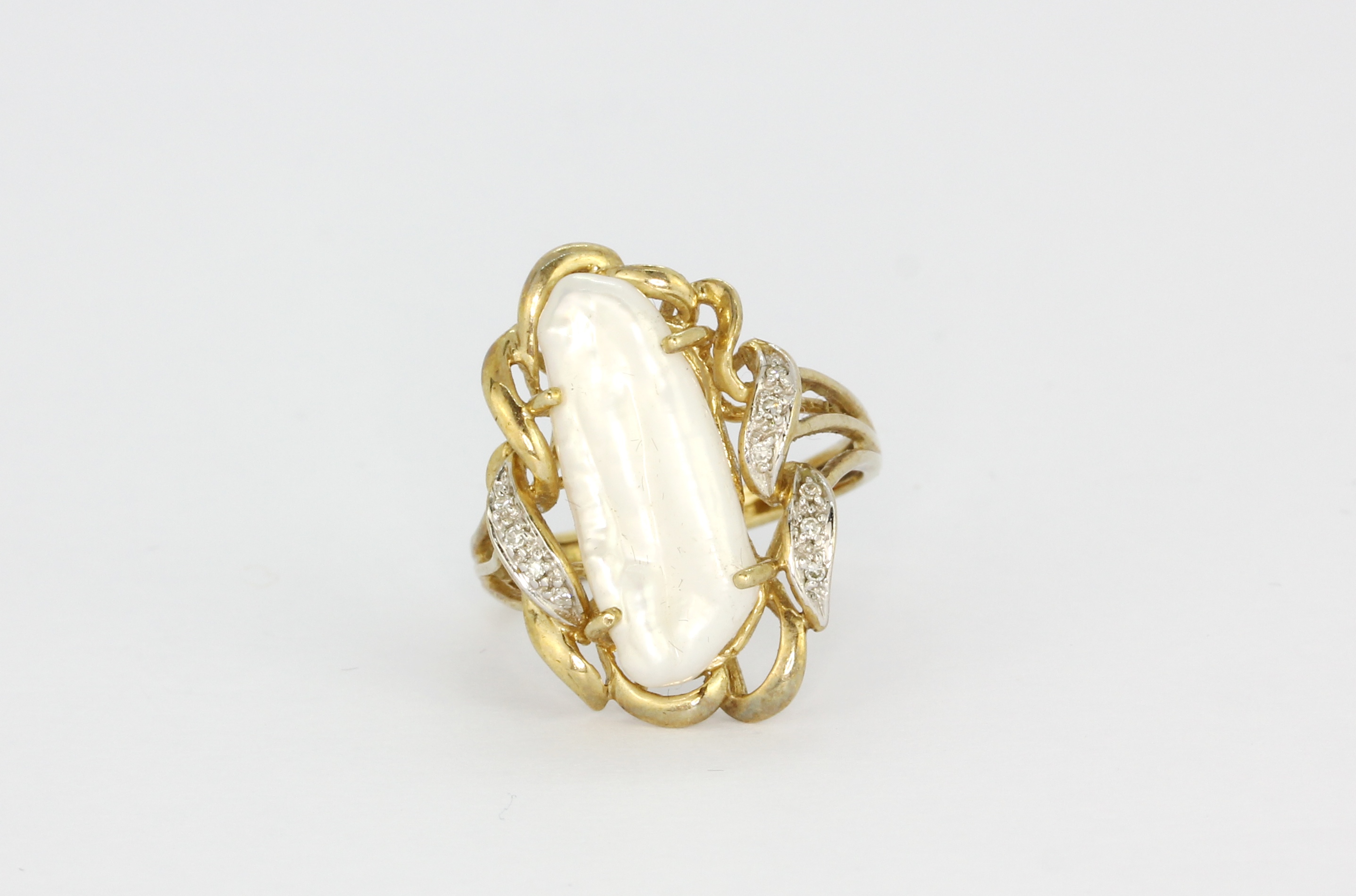 A 9ct yellow gold ring set with a baroque pearl and diamonds, L. 2.5cm, (N).