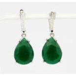 A pair of 925 silver drop earrings set with pear cut emeralds and white stones, L. 3.2cm.