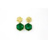 A pair of 925 silver gilt drop earrings set with faceted cut aventurine, L. 2.5cm.