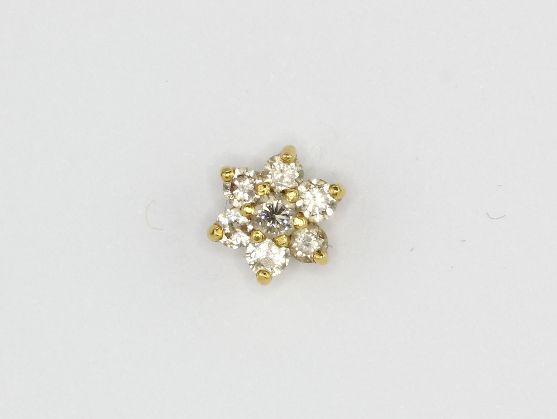 A 9ct yellow gold diamond set single stud earring, approx. 0.70ct, Dia. 0.7cm.