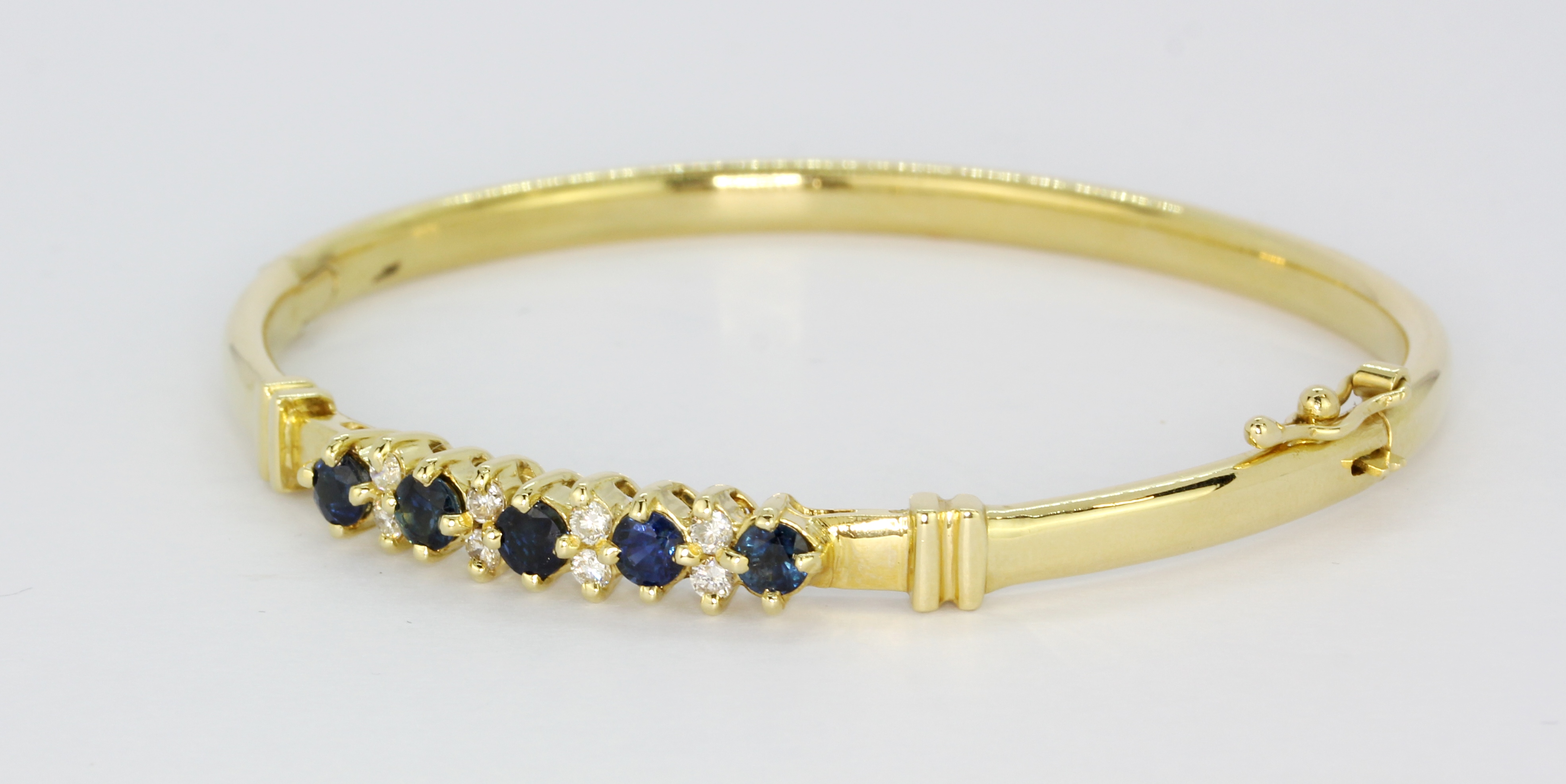 An 18ct yellow gold sapphire and diamond set bangle, L. 6.5cm. - Bild 3 aus 3
