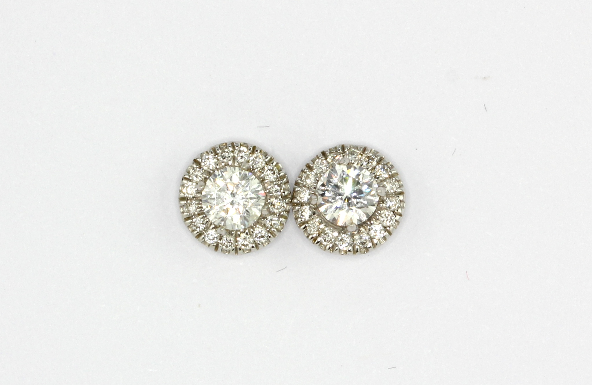 A pair of 18ct white gold diamond set halo earrings, approx. 1ct, Dia. 0.8cm.