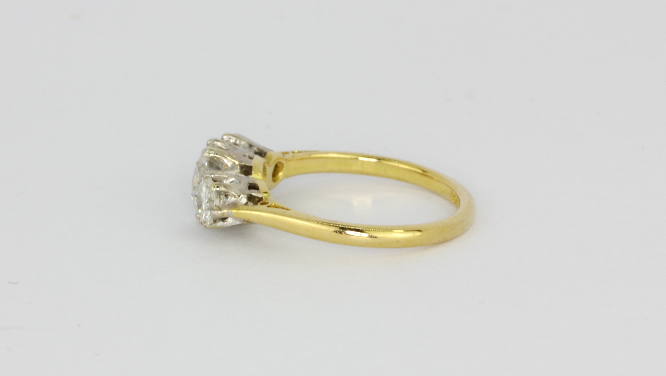 An 18ct yellow gold trilogy ring set with three brilliant cut diamonds, centre stone approx. 1.20ct, - Bild 2 aus 2