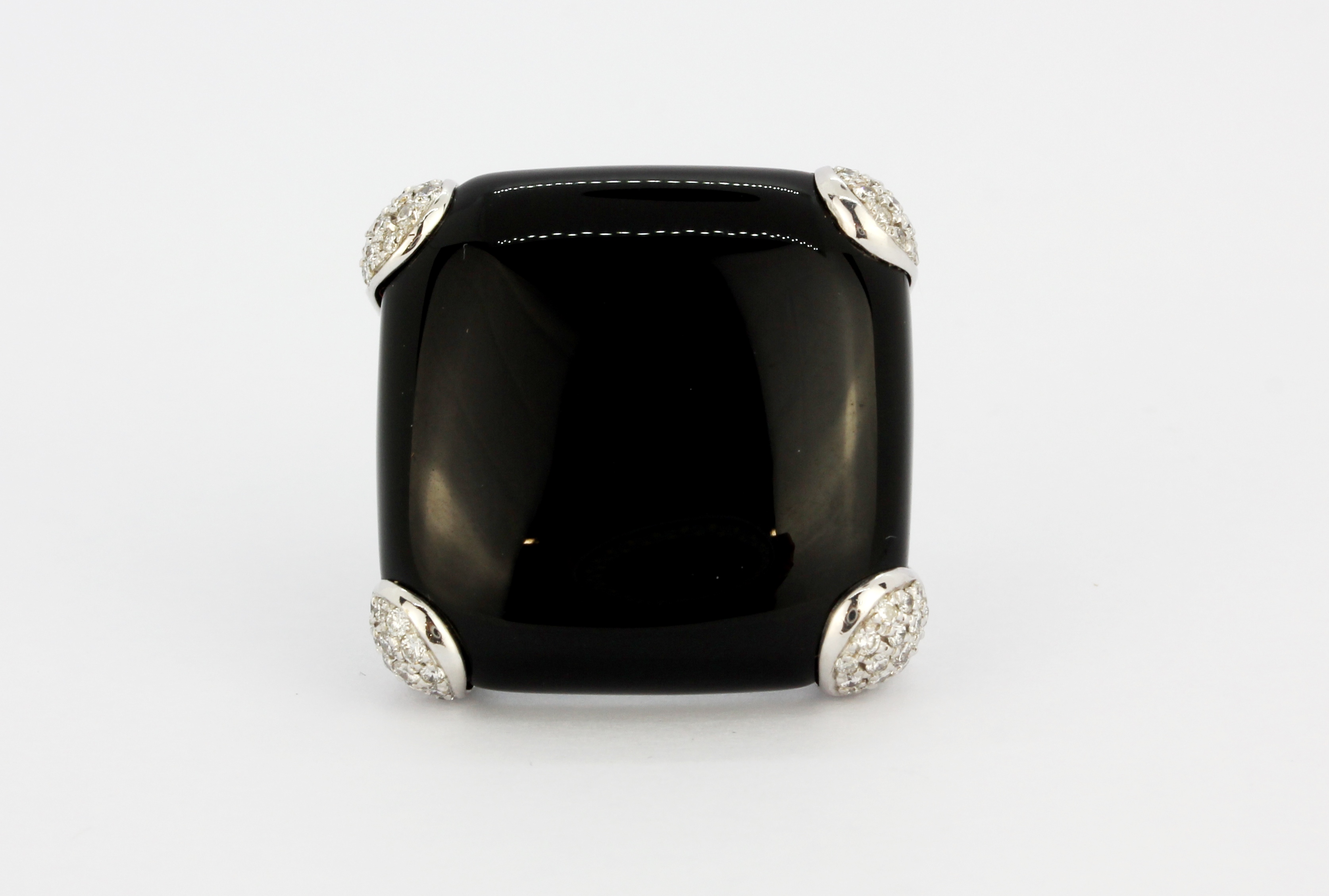 An 18ct white gold ring set with onyx and diamonds, L. 2.5cm, (K). - Bild 3 aus 3