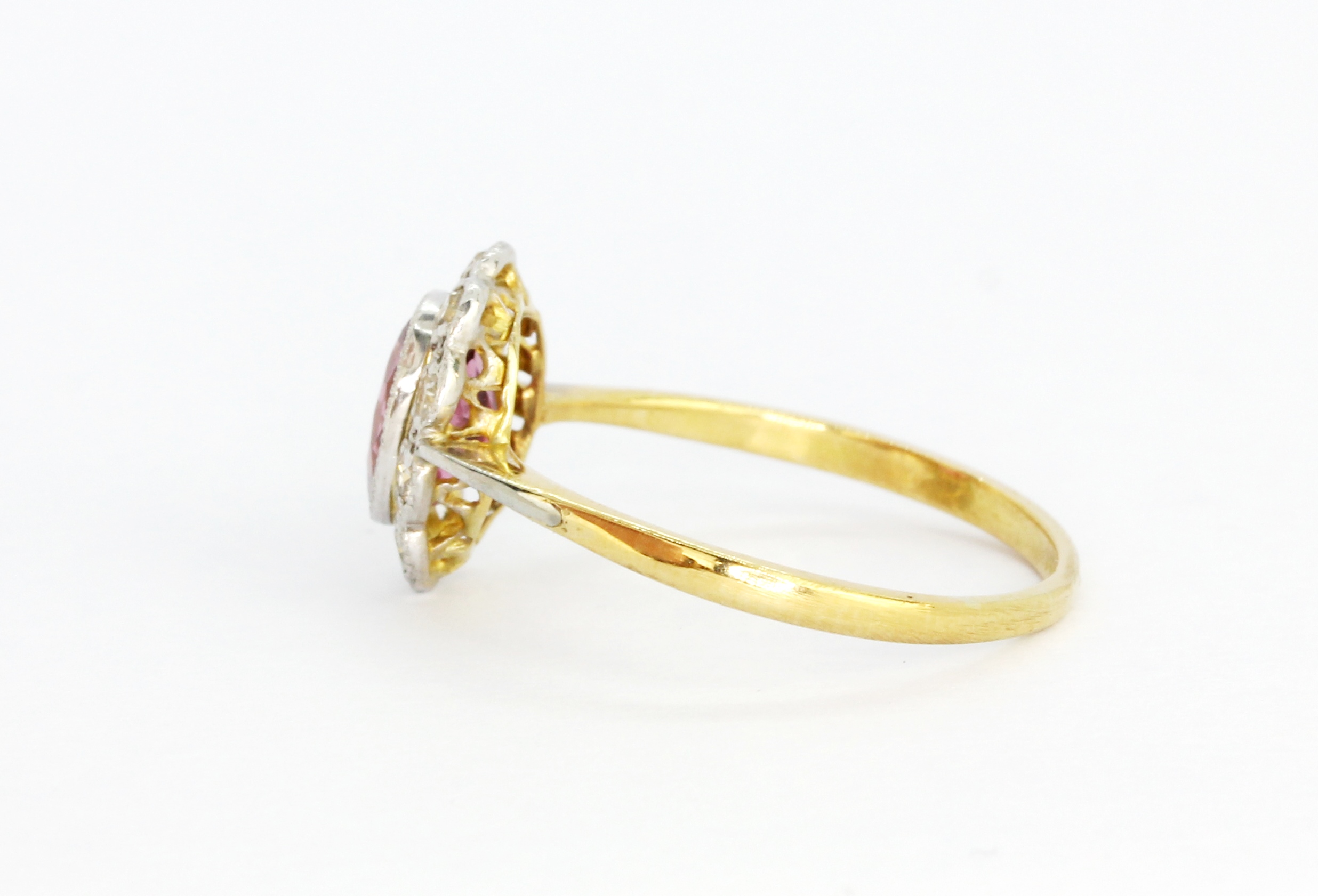 An 18ct yellow gold cluster ring set with a pink spinel and diamonds, (M). - Bild 3 aus 3