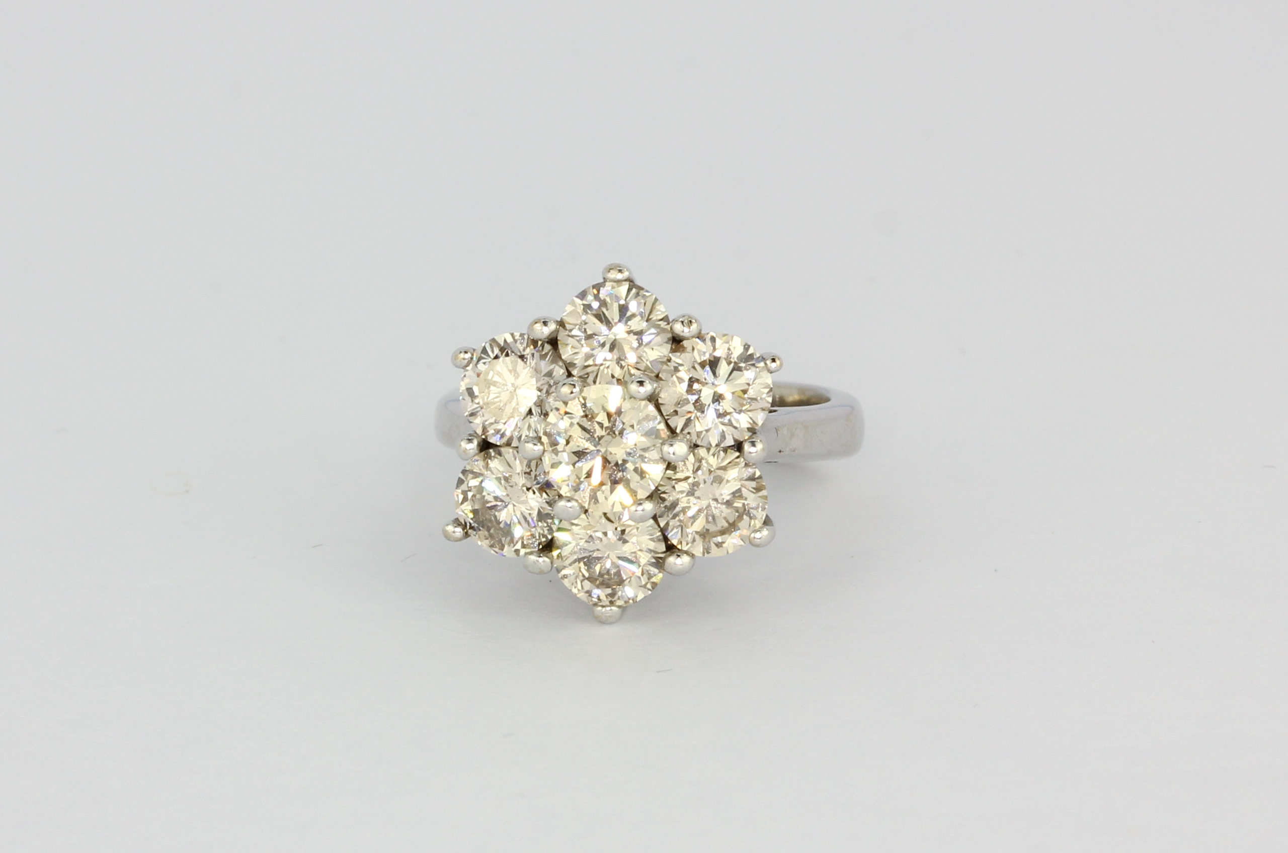 An 18ct white gold (stamped 750) cluster ring set with brilliant cut diamonds, approx. 3.15ct, (I). - Bild 3 aus 3
