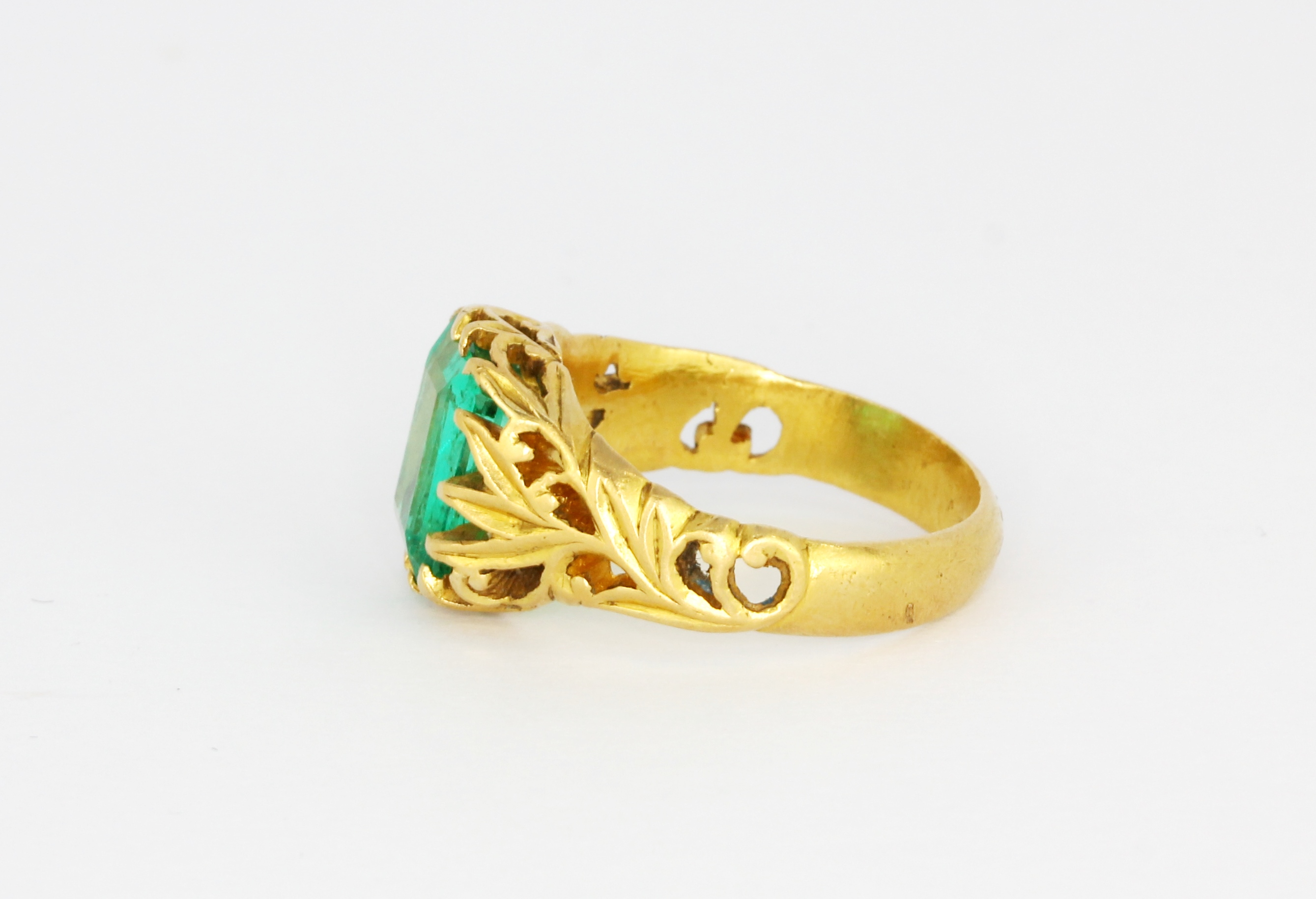 A yellow metal (tested high carat gold) ring set with an emerald cut Columbian emerald, with a GCS - Bild 2 aus 4