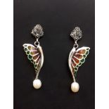 A pair of 925 silver enamelled drop earrings set with pearl and marcasite, L. 4.1cm.