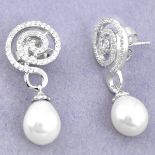 A pair of 925 silver pearl and white stone set drop earrings, L. 3cm.