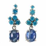 A pair of 925 silver drop earrings set with cabochon cut kyanite and blue apatites, L. 2.7cm.