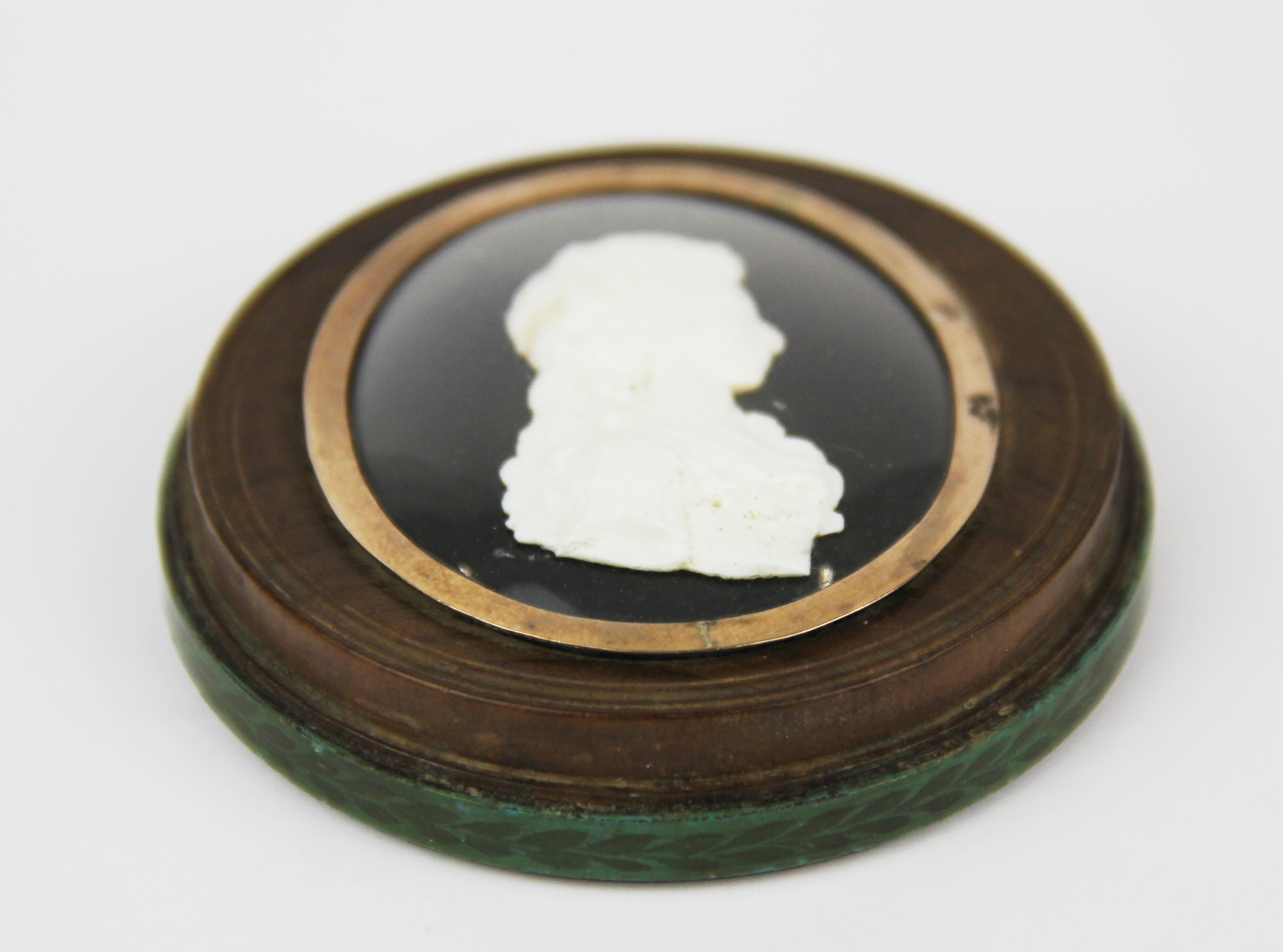 An interesting rose metal mounted (possibly gold) cameo portrait of Queen Charlotte, with a hand - Image 2 of 3