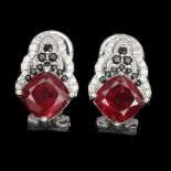 A pair of 925 silver earrings set with cushion cut rubies and black spinels, L. 1.7cm.