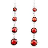 A pair of 925 silver drop earrings set with round cut graduated garnets, L. 6.5cm.
