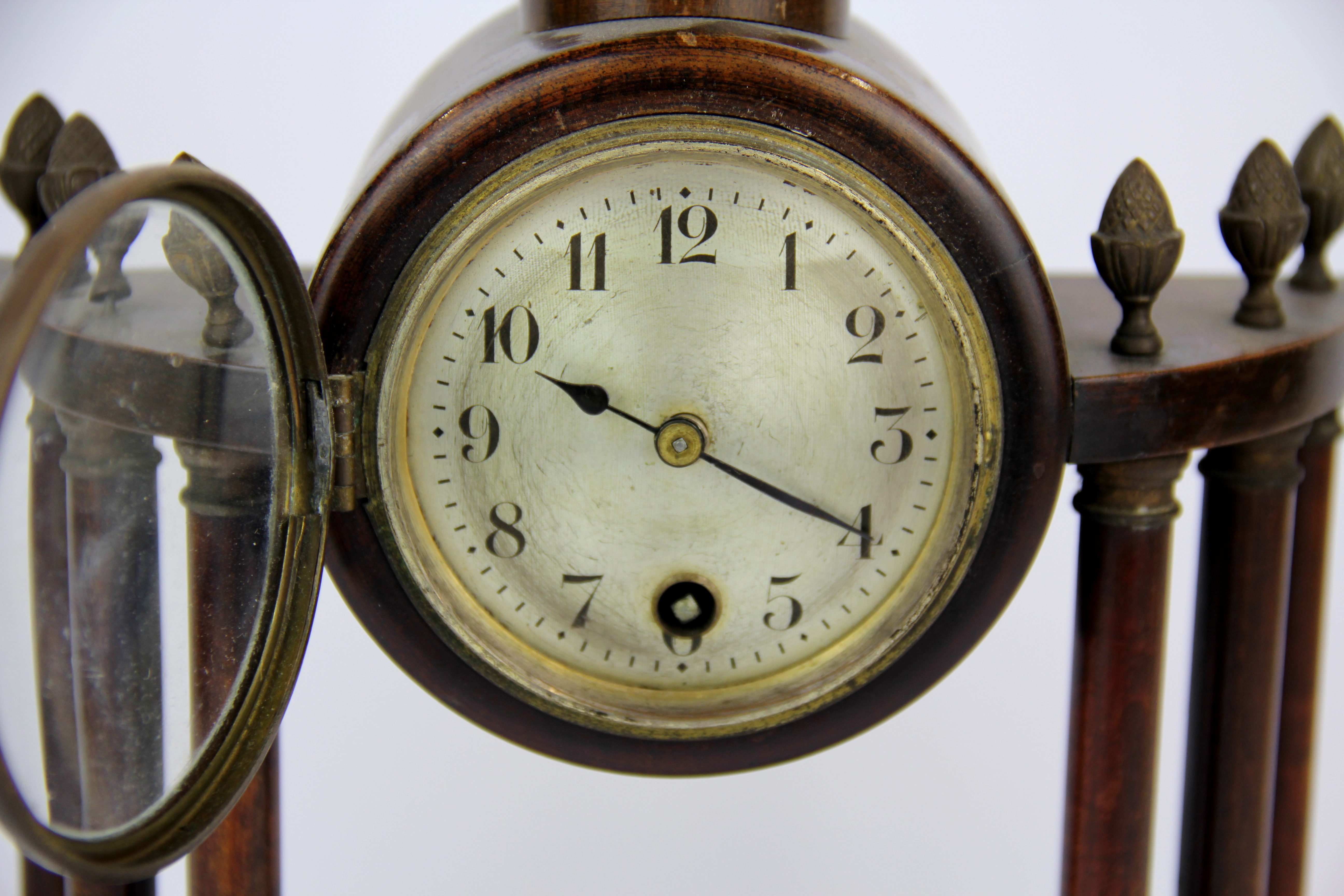 An early 20th C walnut and brass mounted clock, H. 29cm. - Image 2 of 3