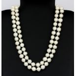 A single strand fresh water pearl necklace. L. 100cm