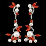 A pair of925 silver drop earrings set with coral and pearls, L. 5cm.