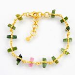 A 925 silver gilt bracelet set with pink and green rough tourmalines, L. 17cm.