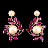 A pair of 925 silver rose gold gilt drop earrings set with rubies and cream pearls, L. 2.8cm.