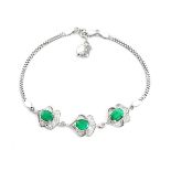 A 925 silver bracelet set with three oval cut emeralds, L. 18cm.