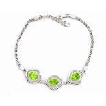 A 925 silver bracelet set with oval cut peridots, L. 18cm.