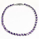 A 925 silver bracelet set with round cut amethyts, L. 18cm.