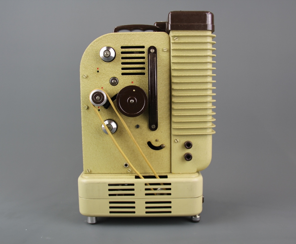 A vintage boxed Eumig projector (P26). - Image 2 of 3