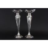 A pair of hallmarked silver bud vases, H. 16.5 cm.
