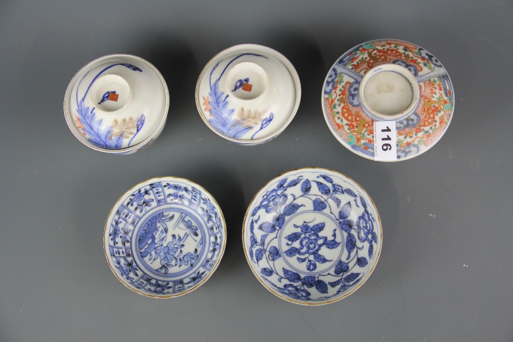 A 19th/early 20th century Japanese Imari porcelain bowl and cover, H. 9cm, D. 14cm, together with tw - Bild 2 aus 3