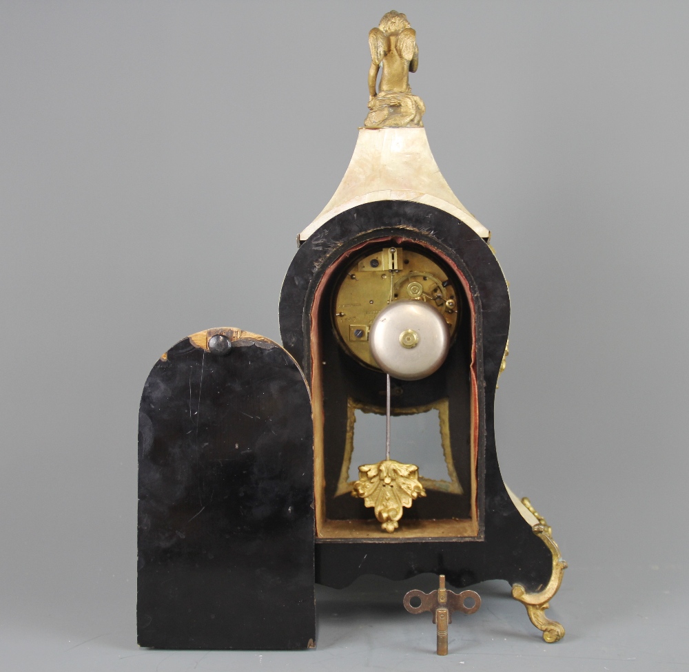 A wooden gilt metal and faux mother of pearl mantel clock by Berger of Paris, H. 41cm. - Bild 4 aus 4