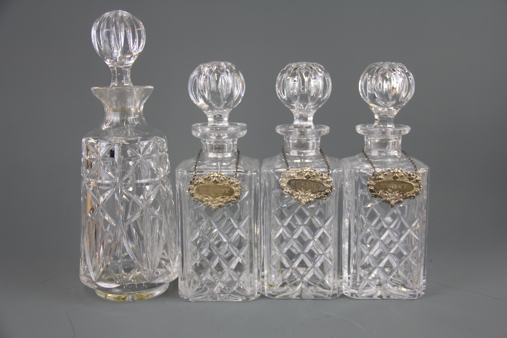 A wood and silver plated tantalus with three cut glass decanters and hallmarked silver spirit labels - Bild 2 aus 2