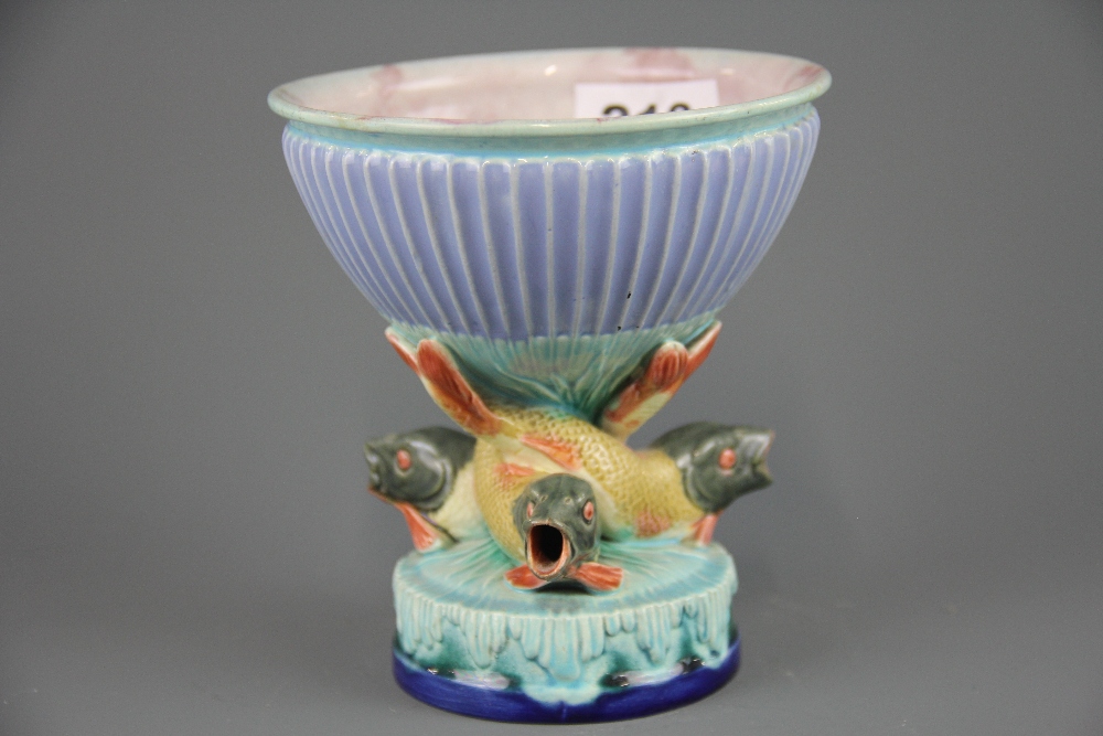 A Royal Worcester Majolica bowl mounted on a centre column of three open mouthed fish, H. 13cm. - Bild 3 aus 5