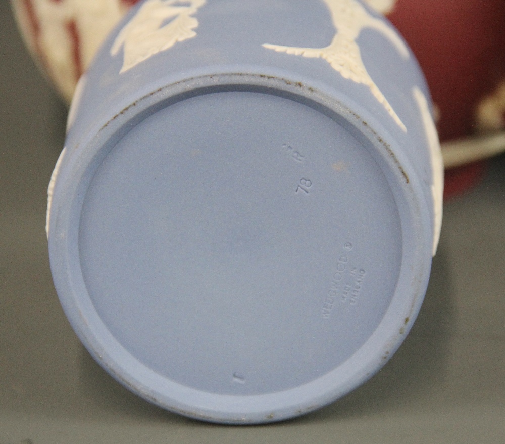 An unusual red Wedgwood teapot together with a Wedgwood box and cover and an Adams bowl with an - Bild 3 aus 7