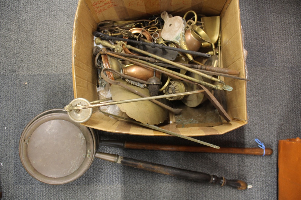 A box of mixed copper and brassware. - Image 2 of 2