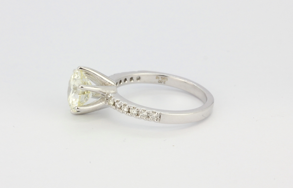 An 18ct white gold (stamped 750) solitaire ring set with a brilliant cut diamond and diamond set - Bild 2 aus 2