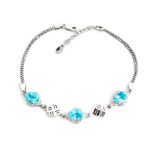 A 925 silver bracelet set with three oval cut blue topaz, L. 19cm.