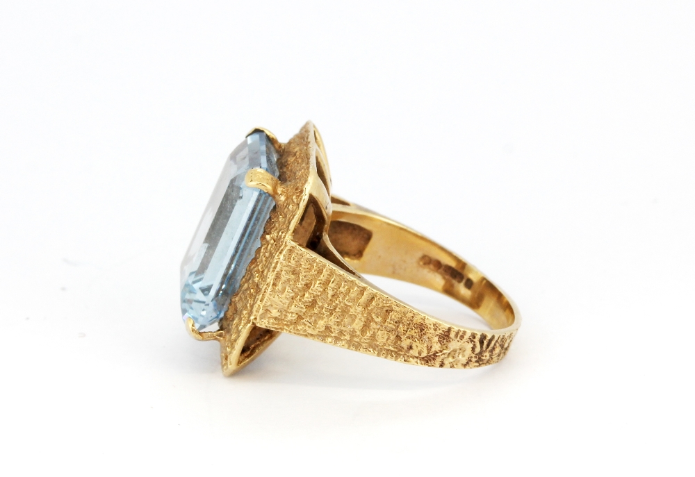 A 9ct yellow gold ring set with an emerald cut blue topaz, (O). - Bild 3 aus 3