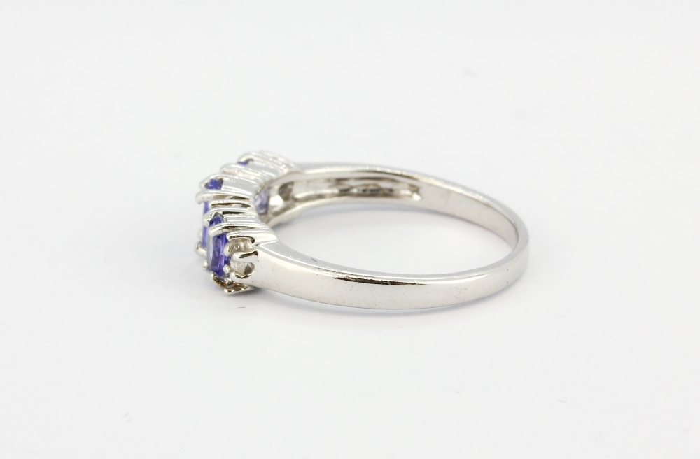 A 9ct white gold ring set with oval cut tanzanite and brilliant cut diamonds, (L). - Bild 2 aus 2